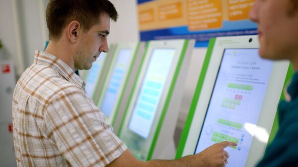 Автомат электронной записи к врачам в поликлинике в Москве. Архивное фото