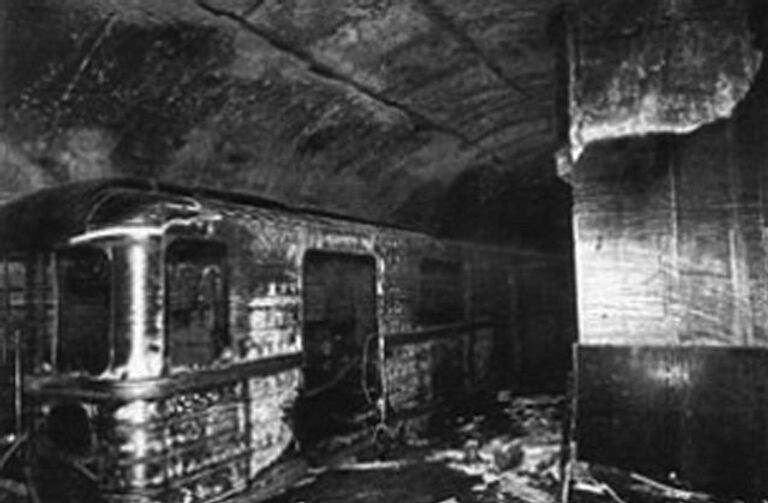 Вагон метро взорванный на перегоне ст. Первомайская - ст. Измайловский парк в 17 часов 33 минуты 8 января 1977 года