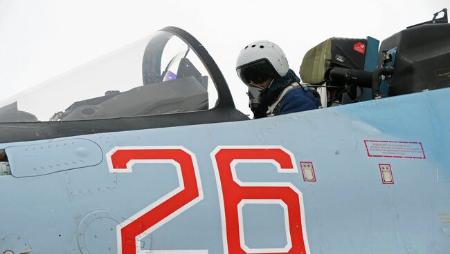 Пилот в кабине многоцелевого истребителя СУ-30СМ. Архивное фото