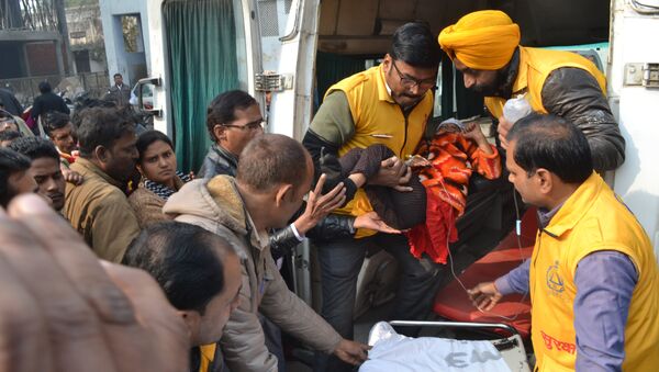 Пострадавший в результате крушения поезда в индийском штате Уттар-Прадеш доставлен в больницу Канпура. 28 декабря 2016