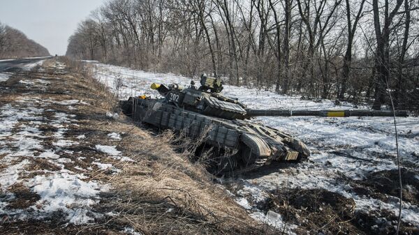 Подбитый ополченцами танк украинских военных по дороге в Дебальцево. Архивное фото