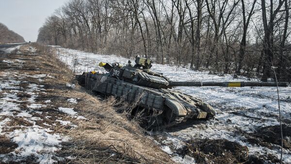 Подбитый ополченцами танк украинских военных по дороге в Дебальцево