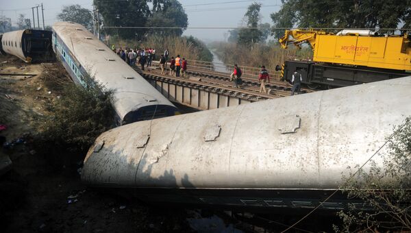 Место крушения поезда в индийском штате Уттар-Прадеш. 28 декабря 2016
