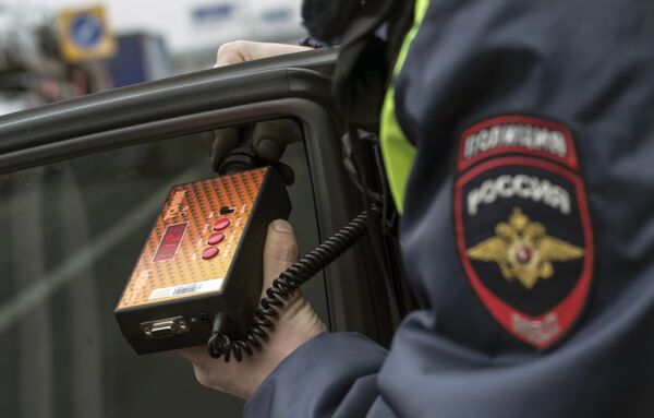 Сотрудник ГИБДД проверяет с помощью прибора тонировку стекла автомобиля в рамках рейда скрытых патрулей ДПС в Москве Сотрудник ГИБДД проверяет с помощью прибора тонировку стекла автомобиля в рамках рейда скрытых патрулей ДПС в Москве