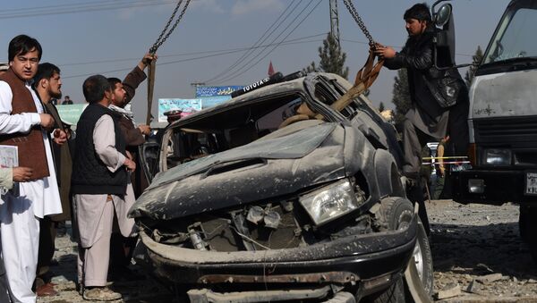 Автомобиль после взрыва придорожной бомбы в столице Афганистана Кабуле