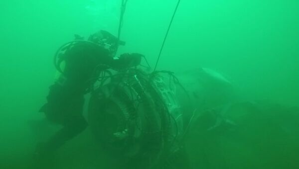 Работа водолазов МЧС РФ по поиску под водой и подъему фрагментов Ту-154