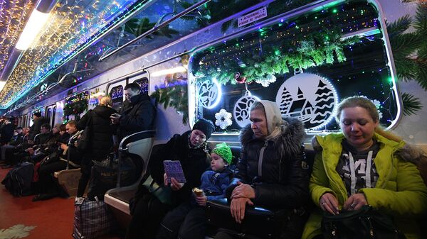 Пассажиры в новогоднем поезде Московского метро