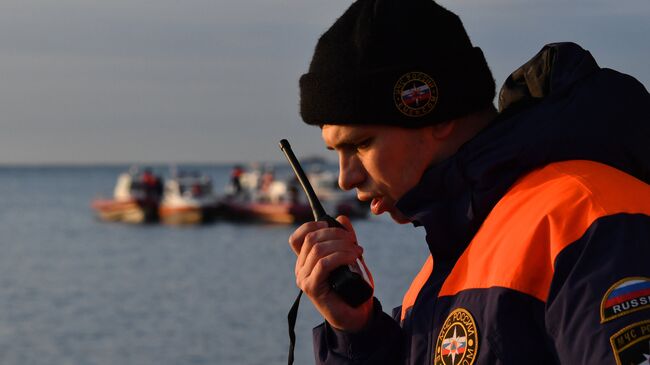 Сотрудник МЧС во время поисково-спасательной операции на месте крушения самолета Ту-154 в Черном море у берегов Сочи
