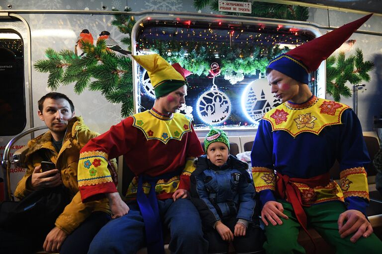 Пассажиры и артисты в новогоднем поезде Московского метрополитена