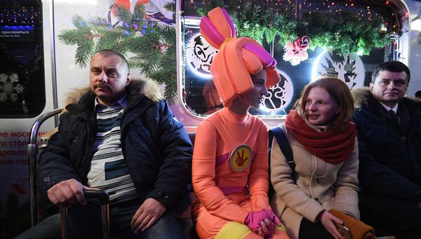 Пассажиры в новогоднем поезде Московского метрополитена