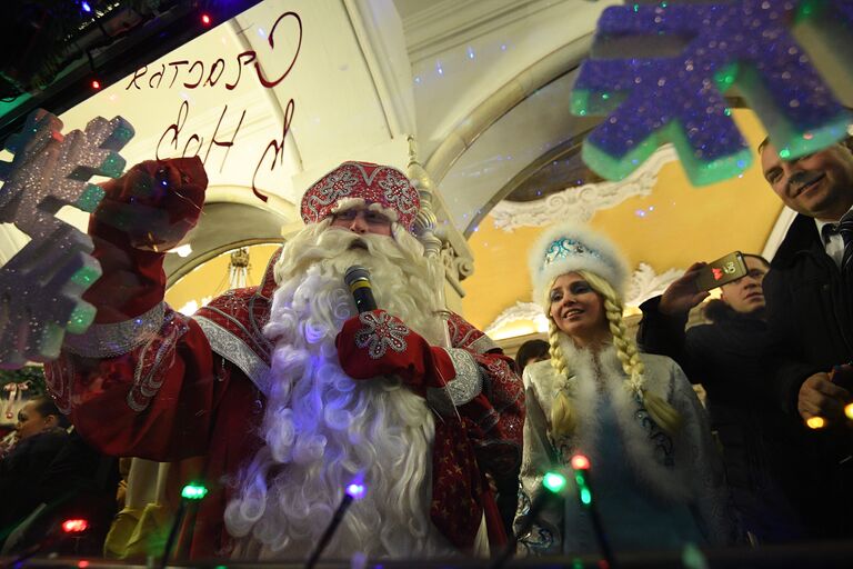 Пассажиры и артисты в новогоднем поезде Московского метрополитена