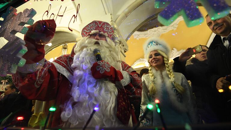 Пассажиры и артисты в новогоднем поезде Московского метрополитена