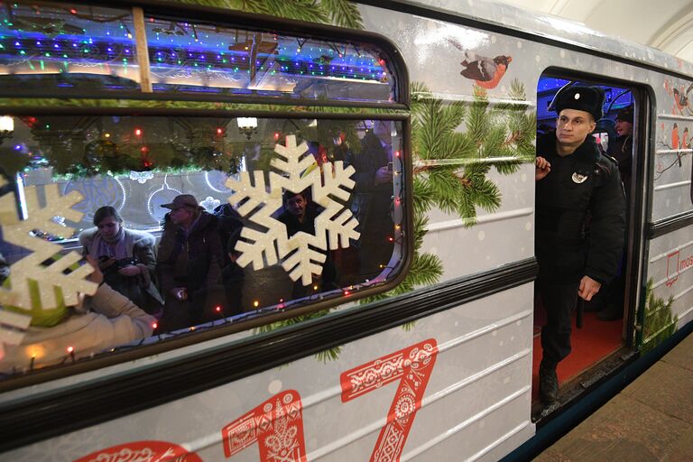 Украшенный гирляндами новогодний поезд Московского метрополитена