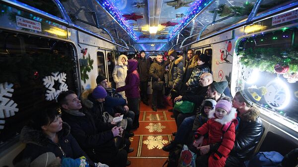 Пассажиры в новогоднем поезде Московского метрополитена