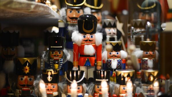 Лавка с игрушками во время открытия старейшей Рождественской ярмарки Штрицельмаркт в Дрездене