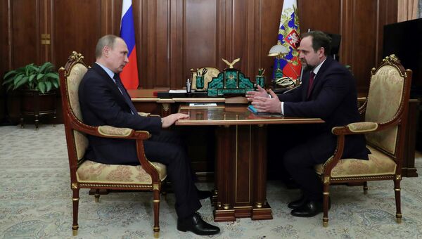 Президент РФ Владимир Путин и министр природных ресурсов и экологии Сергей Донской во время встречи в Кремле. 28 декабря 2016