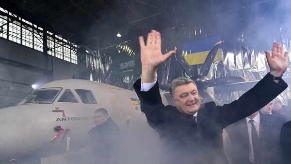 Президент Украины Петр Порошенко на церемонии выкатки многоцелевого грузового самолета АН-132 в цехе самолетостроительного предприятия Антонов