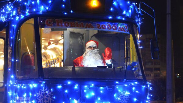 Дед Мороз в новогоднем трамвае