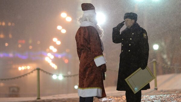 Сотрудник правоохранительных органов и Дед Мороз в Кремле. Архивное фото