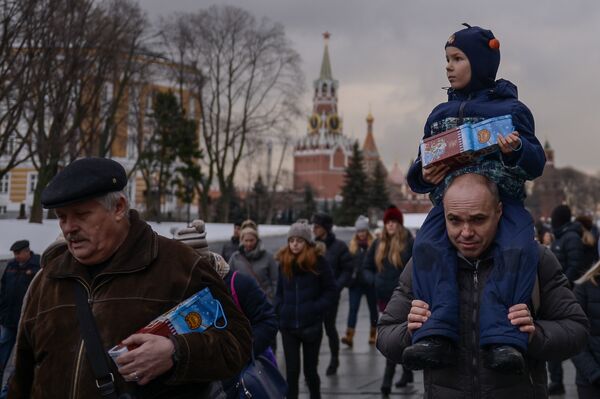 Родители с детьми окончания новогоднего представления в Государственном Кремлевском дворце в Москве