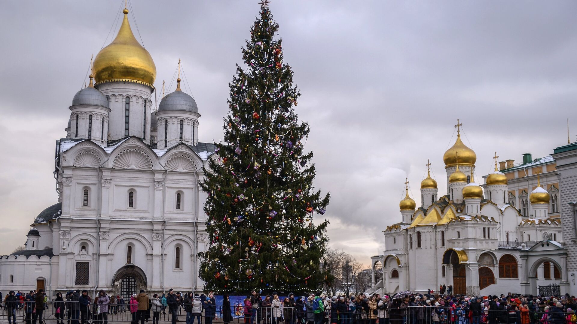 Родители с детьми в очереди на новогоднее представление в Государственном Кремлевском дворце в Москве - РИА Новости, 1920, 15.12.2022