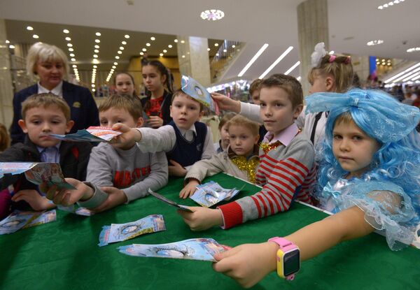 Дети получают подарки после окончания новогоднего представления в Государственном Кремлевском дворце в Москве