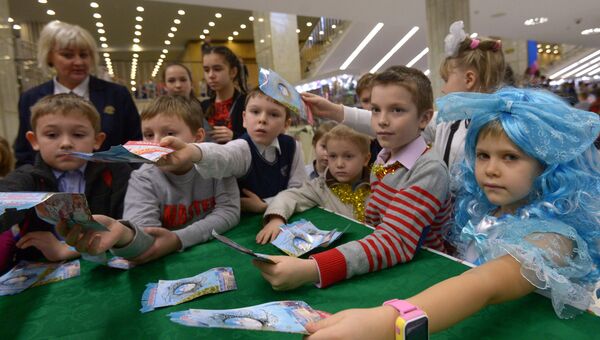Дети получают подарки после окончания новогоднего представления в Государственном Кремлевском дворце в Москве