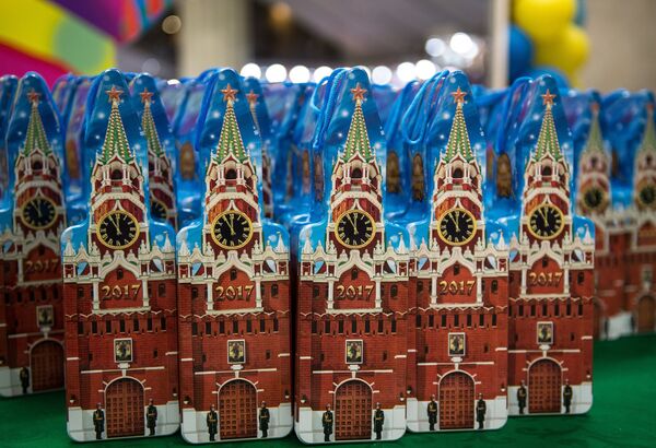 Подарки для детей, пришедших на новогоднее представление на Главной сцене в Государственном Кремлевском дворце в Москве