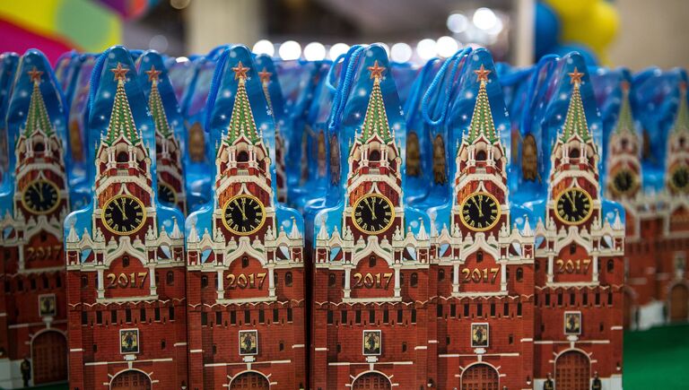 Подарки для детей, пришедших на новогоднее представление на Главной сцене в Государственном Кремлевском дворце в Москве
