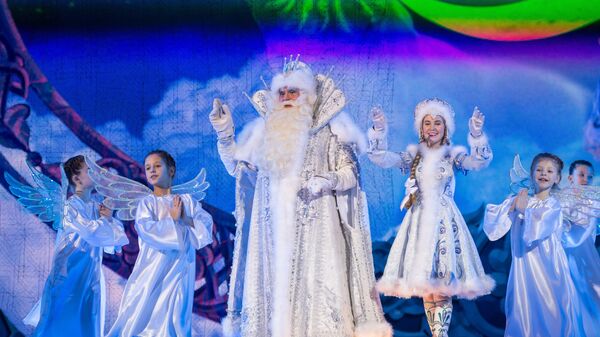 Дед Мороз и Снегурочка во время новогоднего представления в Государственном Кремлевском дворце в Москве. Архивное фото