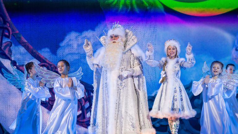 Дед Мороз и Снегурочка во время новогоднего представления в Государственном Кремлевском дворце в Москве