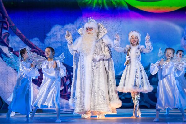 Дед Мороз и Снегурочка во время новогоднего представления в Государственном Кремлевском дворце в Москве
