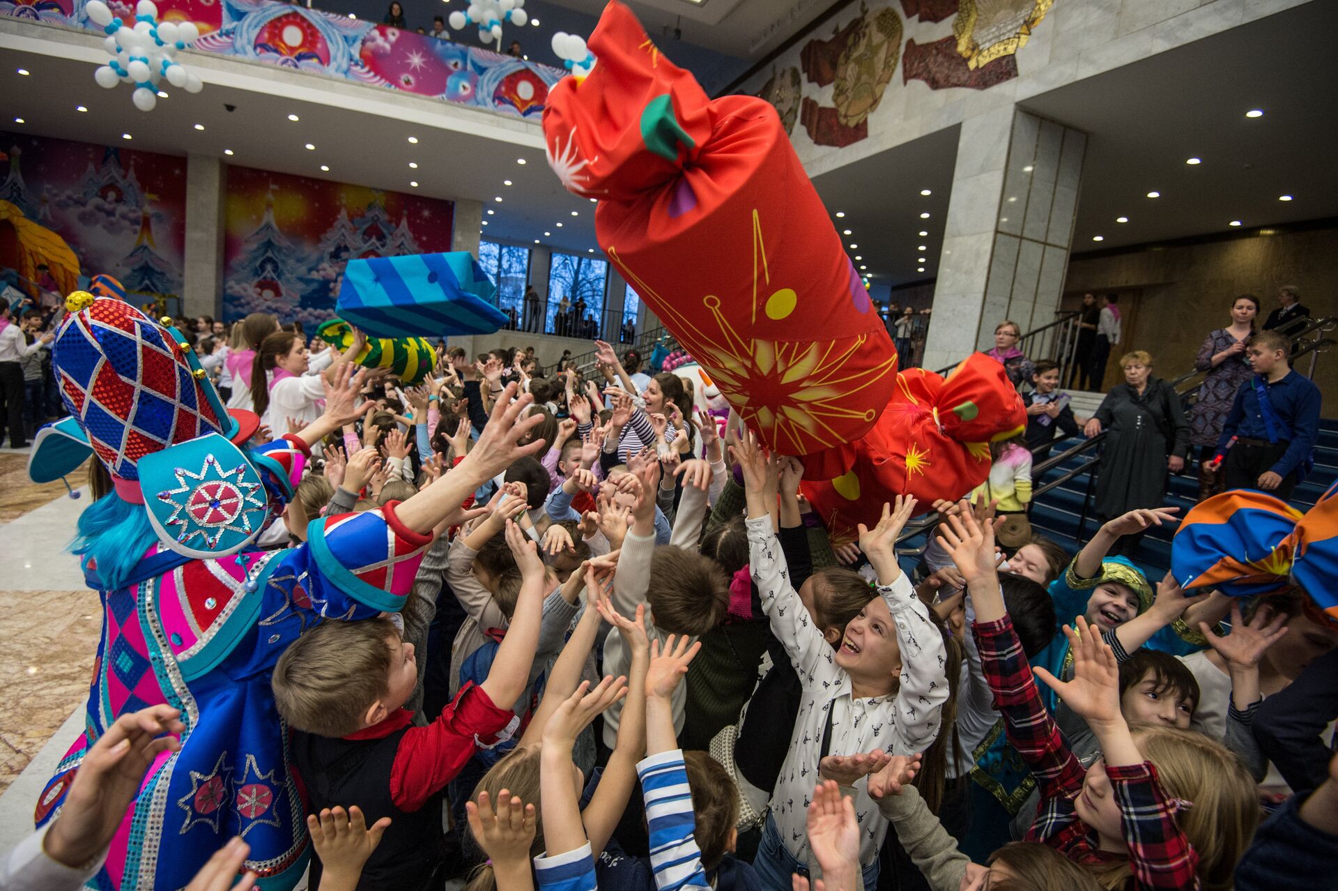 Дети играют с артистами во время новогоднего представления в Государственном Кремлевском дворце в Москве - РИА Новости, 1920, 06.12.2025