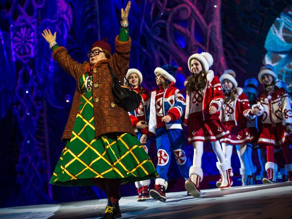 Артисты во время новогоднего представления в Государственном Кремлевском дворце в Москве
