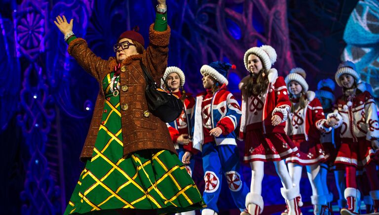 Артисты во время новогоднего представления в Государственном Кремлевском дворце в Москве
