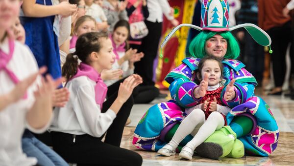 Дети во время новогоднего представления в Государственном Кремлевском дворце в Москве