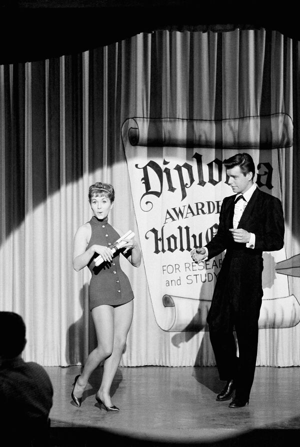 Дебби Рейнольдс и Роберт Вагнер в спектакле Скажи лишь одно для меня (1959)