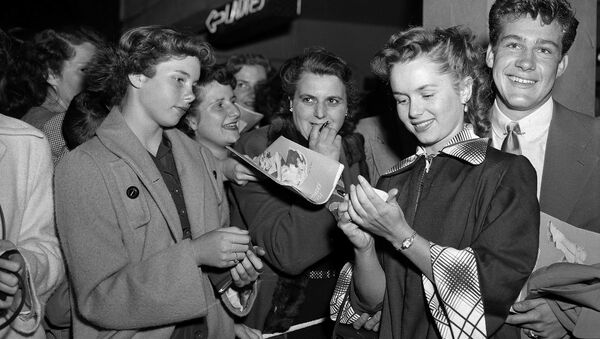 Актриса Дебби Рейнольдс раздает автографы, 7 мая 1951