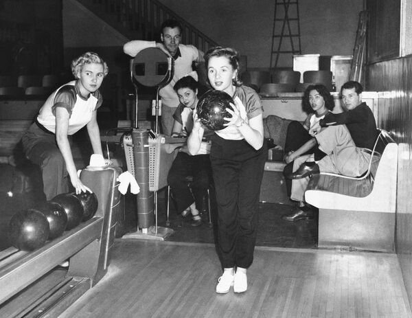 Дебби Рейнольдс играет в боулинг со свой командой. 1951 год