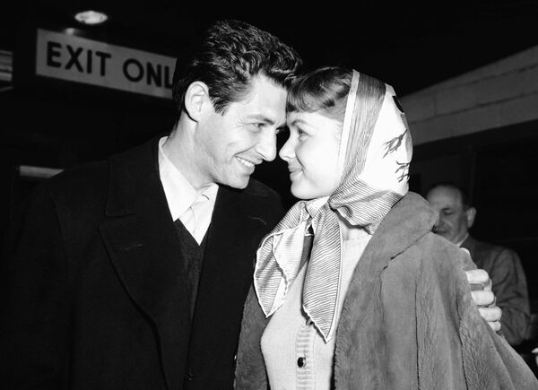Певец Эдди Фишер и актриса Дебби Рейнольдс в аэропорт Идлвайлд, 1955 год