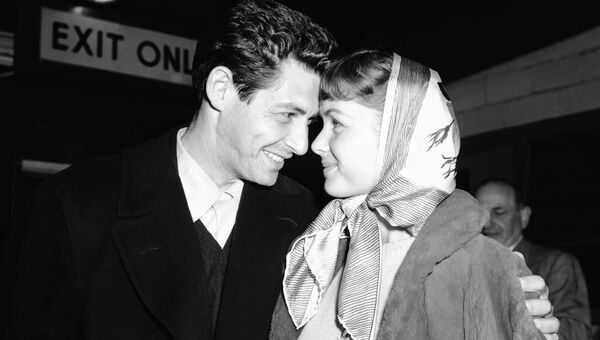 Певец Эдди Фишер и актриса Дебби Рейнольдс в аэропорт Идлвайлд, 1955 год