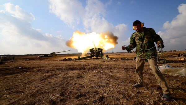 Военнослужащий иракского народного ополчения ведет огонь по расположению террористов группировки ИГ в Мосуле