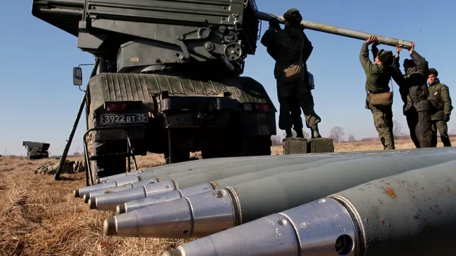 Военнослужащие заряжают реактивную артиллерийскую установку Торнадо. Архивное фото