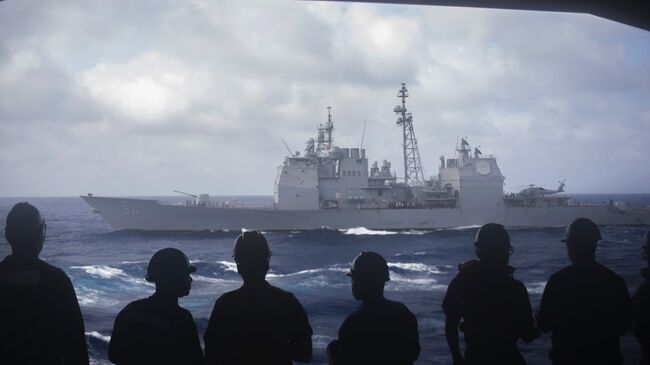 Моряки с авианосца Dwight D. Eisenhower смотрят на ракетный крейсер San Jacinto в Средиземном море. Архивное фото