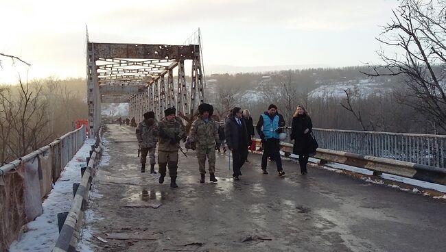 Глава регионального офиса Мониторинговой миссии ООН по правам человека в Украине Октам Газиев с представителями ЛНР на КПП Станица Луганская. Архивное фото