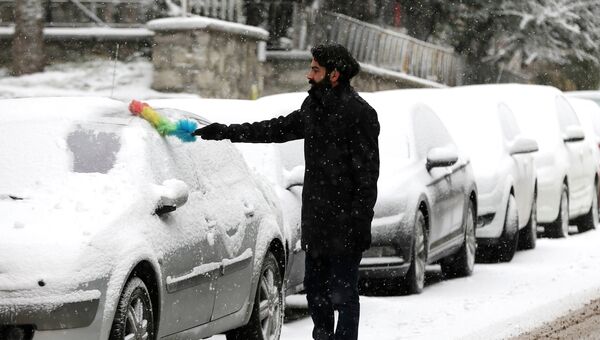 Мужчина чистит машину от снега в Турции. Архивное фото