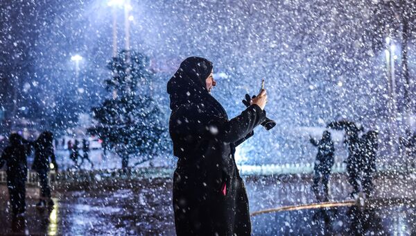 Женщина во время снегопада на площади Таксим в Стамбуле