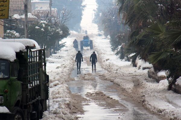 Сирийцы гуляют по заснеженной провинции Мааррет-эн-Нууман