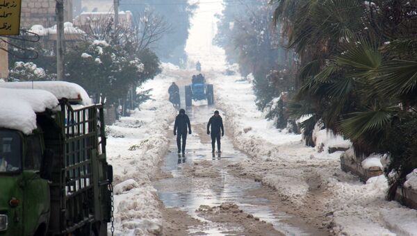 Сирийцы гуляют по заснеженной провинции Мааррет-эн-Нууман. Архивное фото