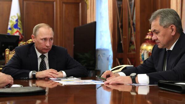 Президент РФ Владимир Путин и министр обороны РФ Сергей Шойгу. Архивное фото